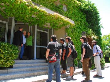 Estudiantes del la FEUU saliendo de la Residencia de Suárez