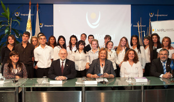 Ministra Kechichian junto a jóvenes que participan del programa