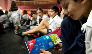 Actividad lúdica organizada por el Banco Hipotecario del Uruguay en escuela Nº 219 de Montevideo