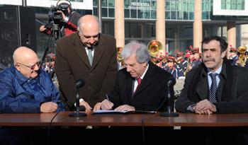 Firma de convenio entre Centro Ceibal y ONAJPU, en la Plaza Independencia