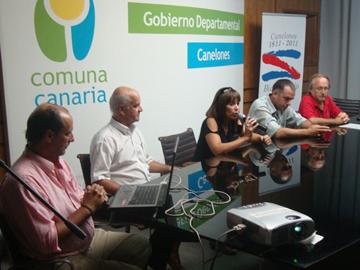 Autoridades premiando a instituciones