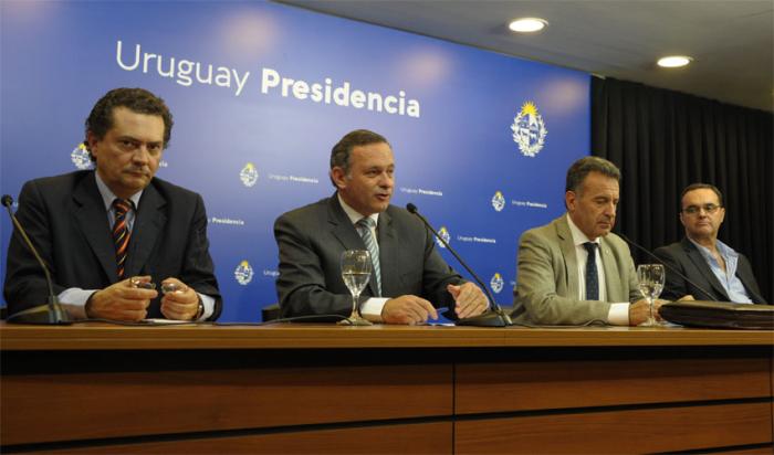 Prosecretario Rodrigo Ferrés; secretario Álvaro Delgado; ministro de Salud Pública, Daniel Salinas; ministro de Desarrollo Social, Pablo Bartol