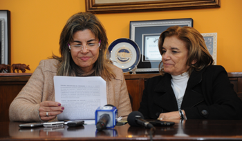 De León y Adriana Peña firman convenio