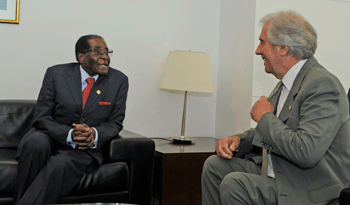 Tabaré Vázquez y Robert Mugabe