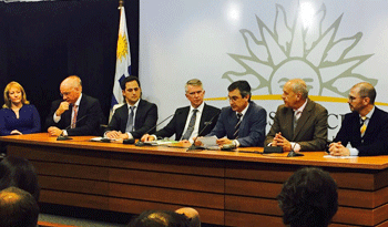 Firma el contrato de inversión entre el Gobierno y UPM