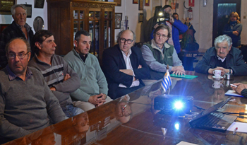 El Presidente José Mujica y el intendente de Canelones, Marcos Carámbula, comparten con viticultores