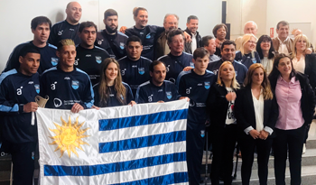 Deportistas junto al Pabellón Nacional