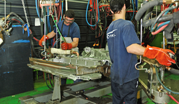 Trabajadores de la industria realizando tareas