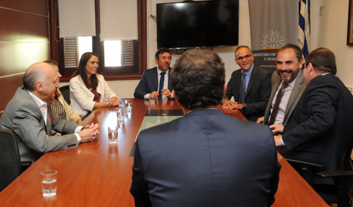 Empresarios y autoridades en firma de extensión de convenio