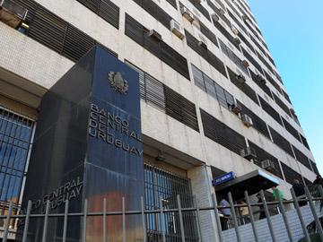 Fachada del BCU
