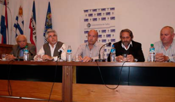 Autoridades en la firma del convenio institucional
