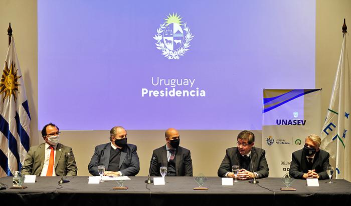 Autoridades en la firma del convenio