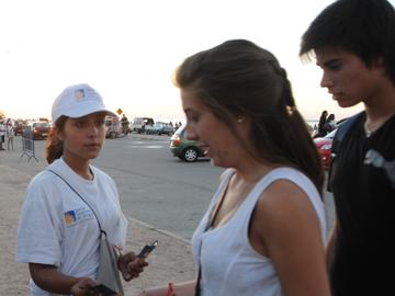 Joven entregando folletos