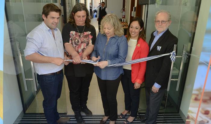 Autoridades de UTE cortan la cinta de inauguración de obras