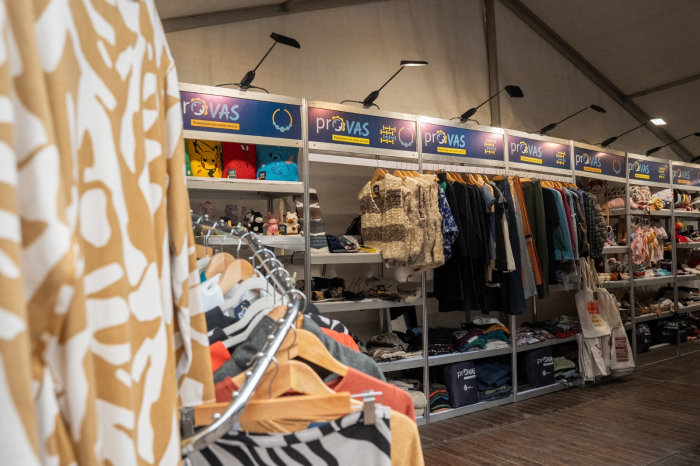 Desarrollo Social y República Microfinanzas abren línea de crédito para monotributistas sociales Mercadería de emprendimientos de la marca Prova en exposición en el stand del Mides, en la Expo Prado 2026