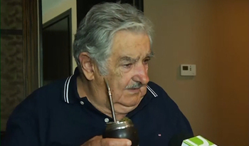 El Presidente José Mujica responde a enviados de InfoTNU