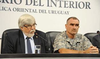 Ministro del Interior, Eduardo Bonomi, junto al jefe de la Guardia Republicana, Rovert Yroa.