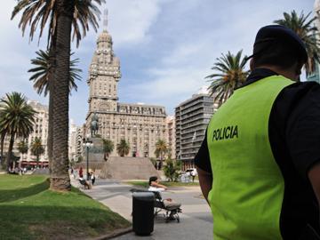 Policía vigilando en calles de Montevideo