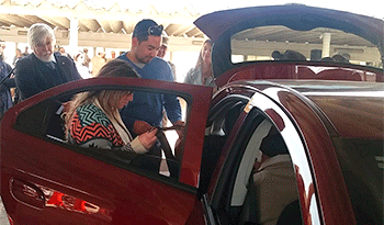 Eduardo Bonomi en punto de chequeo de sillas infantiles de seguridad