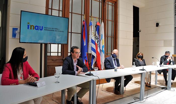 Autoridades del INAU junto al ministro Pablo Bartol y la subsecretaria Ana Ribeiro