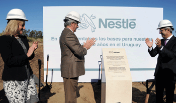 Ministra Carolina Cosse en la colocación de la piedra fundacional de planta de Nestlé