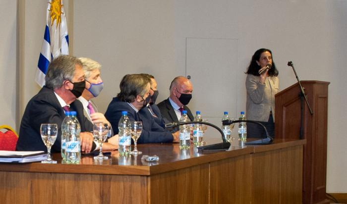 Ministra de Economía y Finanzas, Azucena Arbeleche, junto a autoridades de gobierno