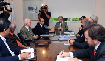 Presidente Tabaré Vázquez con representantes parlamentarios y de organizaciones sociales por regulación de alcohol