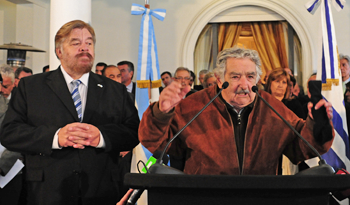 El Presidente José Mujica habla en el acto por el 25 de Mayo flanqueado por el embajador de Argentina, Dante Dovena