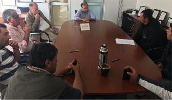 Ministro Ernesto Murro en reunión con trabajadores del Frigorífico Solís y el propietario de la empresa, Jorge González