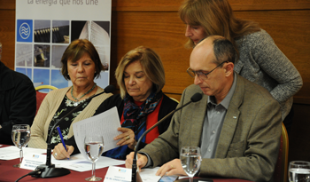 Eneida de León y Gonzalo Casaravilla firman convenio