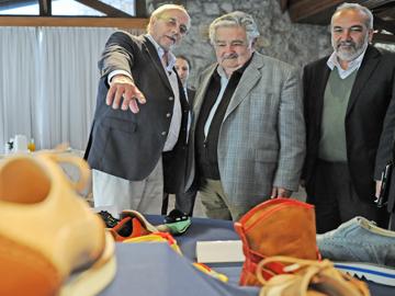 Presidente Mujica mirando calzados
