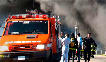 Bomberos en operativo de extinción de fuego