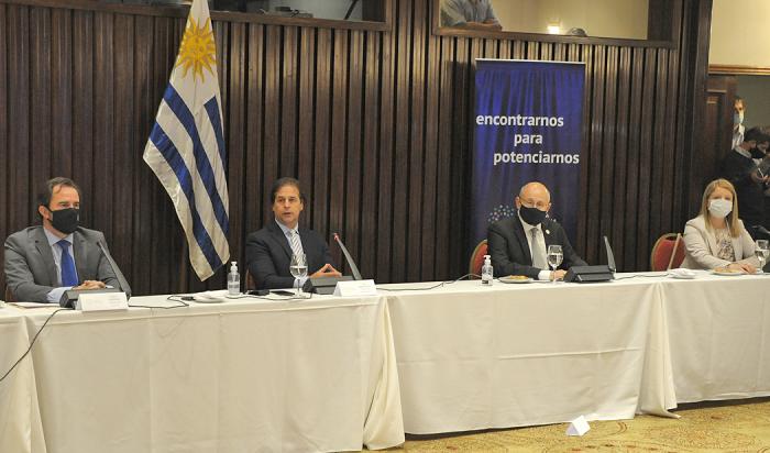 Presidente Luis Lacalle Pou y ministro Germán Cardoso en evento de Camtur