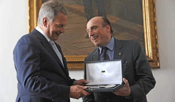 El presidente de Finlandia, Sauli Niinistö, recibe las llaves de la ciudad de Montevideo