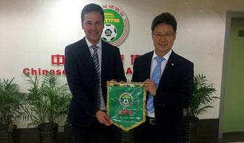 Pablo Hernández y vicepresidente de Federación China de Fútbol, Ling Xiaohua