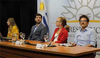 Santiago Soto junto a expositores