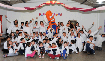 Alumnos de la escuela Nº 253 de Montevideo, con "Pillo, El Cepillo", animador del Programa de Salud Bucal