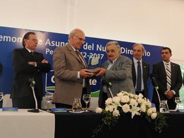 Mujica entregando placa