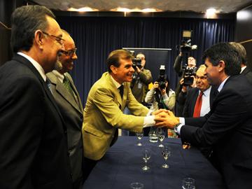 Integrantes de ANCAP y de Petrobras se saludan tras el acuerdo firmado