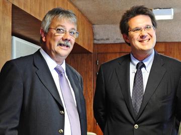 Ministro de Transporte Enrique Pintado y gerente regional de Air France, Eric Louveau