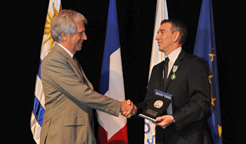 El Presidente Tabaré Vázquez entrega galardón al director del Ballet Nacional del Sodre, el maestro Julio Bocca