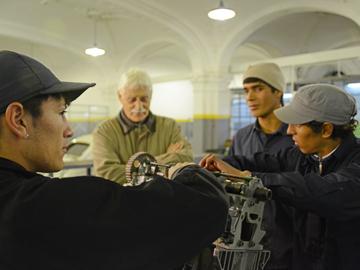 Presidente del Plan Juntos, Carlos Acuña, con jóvenes que realizan curso de mecánica automotriz