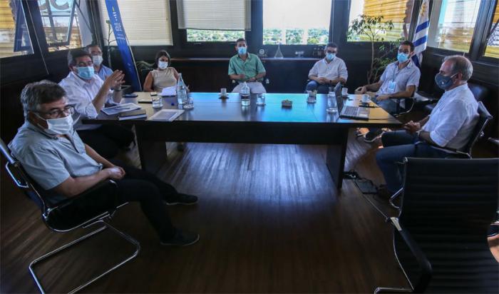 Presidente de ASSE, Leonardo Cipriani con representantes del SMI, SIMU y FEMI