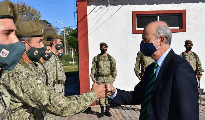 Ministro de Defensa, Javier García, y efectivo militar