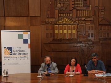 Autoridades en las mesa brindando conferencia de prensa