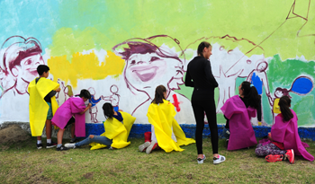 Niños, pintando murales Niños, pintando murales