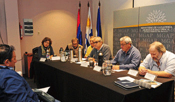El subsecretario de Ganadería, Enzo Benech, conversa con vecinos de La Teja, Montevideo