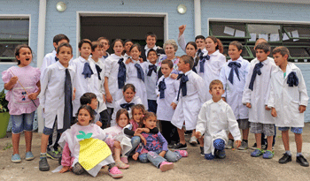 Delgado junto a alumnos de la Escuela N° 27 de La Macana, Florida
