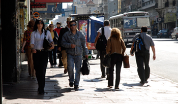 Personas caminando por Montevideo