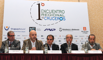 Autoridades nacionales y departamentaltes en el Primer Encuentro Regional de Cruceros
